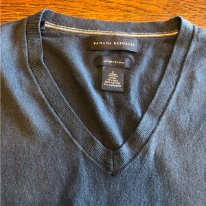 Banana Republic luxury blend v-neck sweater. Small